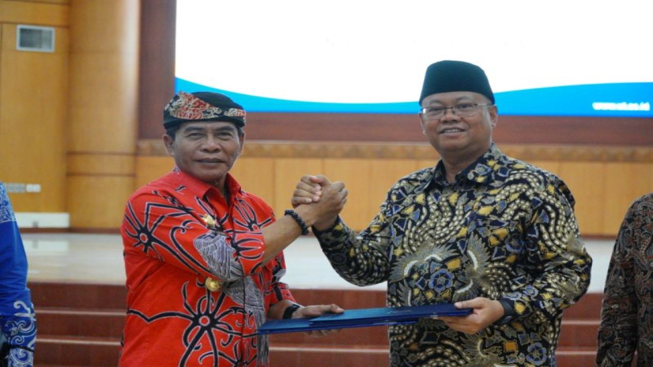 Penandatangan nota kesepahaman antara Gubernur Kaltara Zainal Arifin Paliwang dengan Rektor UT Prof. Ojat Darojat, M.Bus., Ph.D., UT Convention Center, Tangerang Selatan, Selasa (6/12) untuk pengembangan dan pemberdayaan sumber daya manusia (SDM) di Provinsi Kaltara. ANTARA/HO-DKISP Provinsi Kaltara.