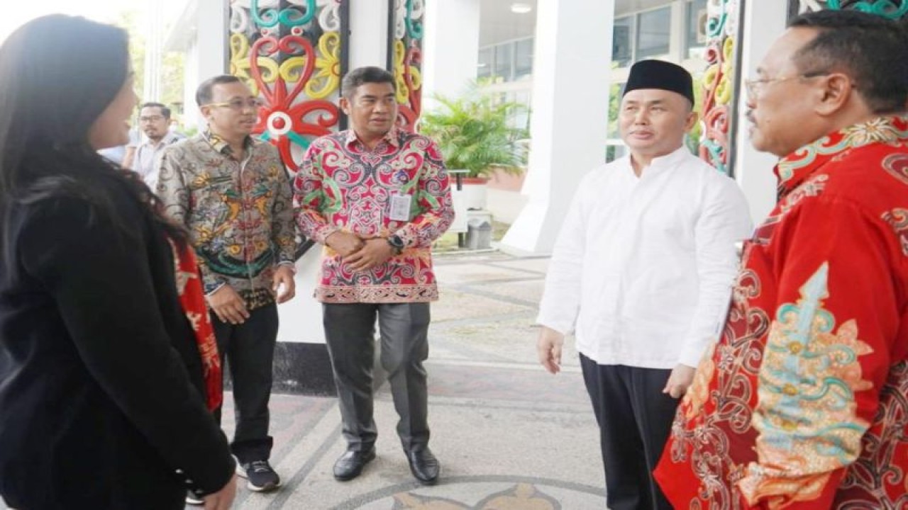 nggota Komisi Informasi Pusat Rospita Vici Paulyn berbincang bersama Gubernur Kalteng Sugianto Sabran dan jajaran, Jumat (2-12-2022). ANTARA/HO-Diskominfosantik Kalteng