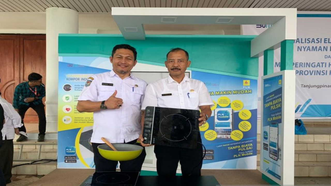 Sekda Kepri Adi Prihantara (kanan) didampingi Kepala ESDM Kepri Darwin seusai memasak nasi goreng dalam acara sosialisasi penggunaan kompor induksi di Aula Pemprov Kepri, Rabu (Nikolas Panama)