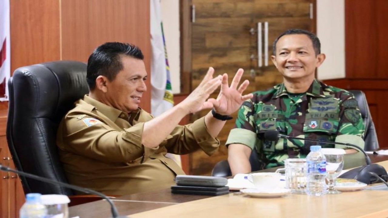 Danlanud RHF Tanjungpinang Kolonel. Nav. Arief Budiman berbincang dengan Gubernur Kepri Ansar Ahmad di Pulau Dompak, Tanjungpinang, Selasa (27/12). (ANTARA/HO-Humas Pemprov Kepri)