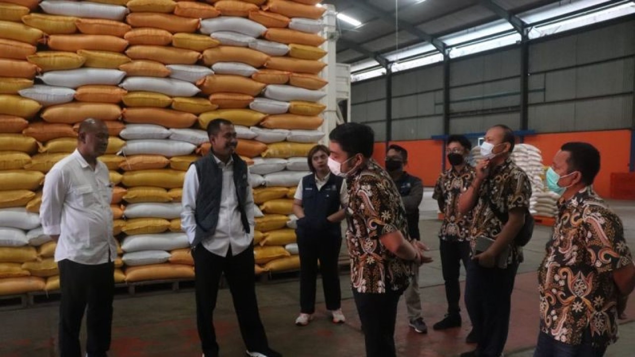 Kepala Dinas Perindustrian dan Perdagangan (Disperindag) Kepri Aries Fariandi (Rompi hitam) saat melakukan pengecekan di gudang bulog, Kamis (15/12/2022). (ANTARA/Yude)