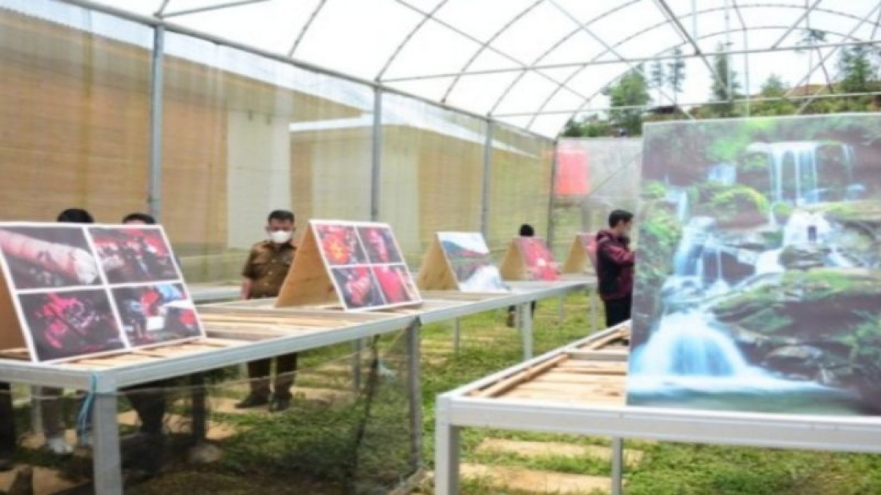 Pemerintah Kabupaten Mamasa Provinsi Sulawesi Barat (Sulbar) menyebut kota digital itu sebagai ekonomi kreatif Mamasa di Balai Desa Tondok Bakaru dalam rangka mengembangkan sektor pariwisata dan usaha mikro menengah (UMKM) kecil dan sekunder di Mamasa, Rabu (16/3/2022) ANTARA/M Faisal Hanapi