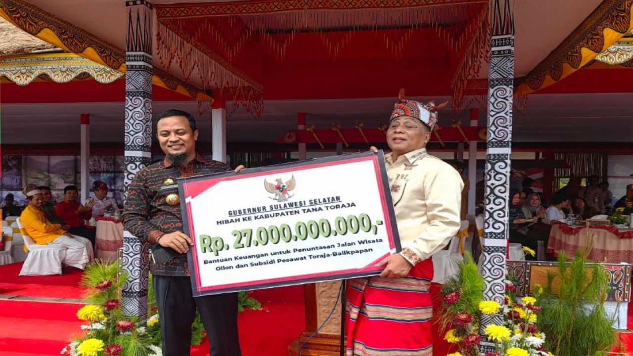 Gubernur Sulsel Andi Sudirman Sulaiman saat menyerahkan bantuan keuangan Rp27 miliar kepada Bupati Tana Toraja Theofilus Allorerung di Toraja, Selasa (27/12/2022). ANTARA Foto/HO-Humas Pemprov Sulsel