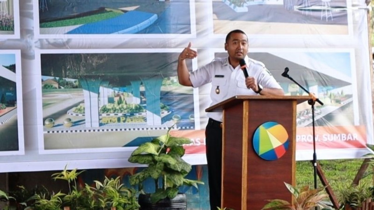 Wakil Gubernur Sumbar Audy Joinaldy dengan latar desain taman yang akan dibangun sedang menyampaikan sambutannya pada peletakan batu pertama pembangunan taman di Fly Over BIM di Kecamatan Batang Anai, Padang Pariaman Rabu. (ANTARA/Aadiaat M. S.)