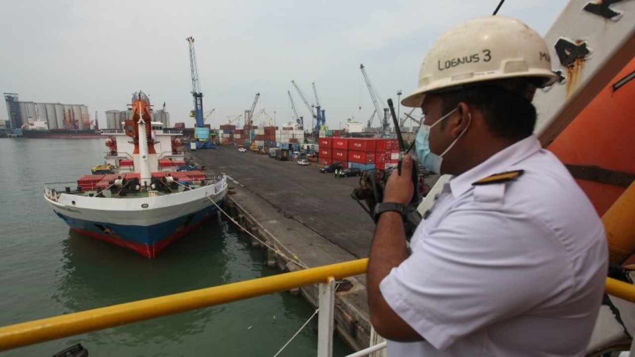 Ilustrasi - Seorang anak buah kapal (ABK) mengawasi muatan KM Kendhaga Nusantara 11 saat Pelepasan Voyage Perdana Kapal Pelni Tahun 2022 di Dermaga Jamrud Selatan, Pelabuhan Tanjung Perak Surabaya, Jawa Timur, Senin (3/1/2022). PT Pelni memberangkatkan dua kapal tol laut yaitu KM Logistik Nusantara 3 dan KM Kendhaga Nusantara 11 untuk melayani masyarakat yang membutuhkan angkutan logistik murah dari program Tol Laut. ANTARA FOTO/Didik Suhartono/foc.