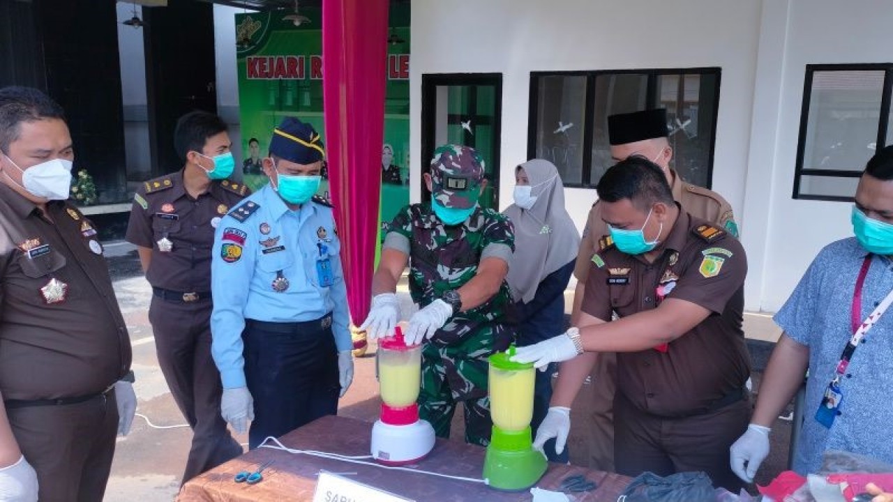 Pemusnahan barang bukti narkotika jenis sabu-sabu oleh pihak Kejari Rejang Lebong, Selasa (20/12/2022). ANTARA/Nur Muhamad