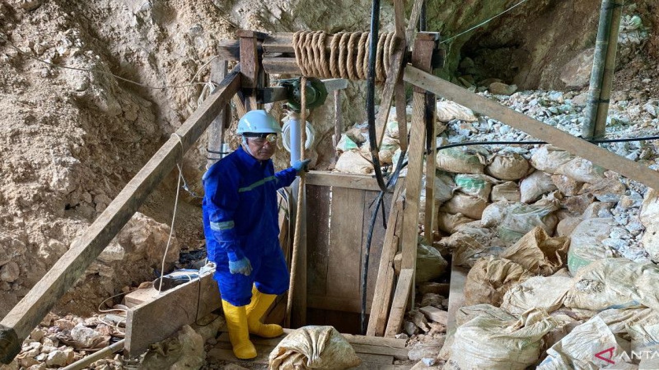 Penambang bersiap memasuki lubang tambang sebagai bagian aktivitas PESK di Desa Talawaan, Kab. Minahasa Utara, Sulut, Kamis (15/12/2022) (ANTARA/Prisca Triferna)