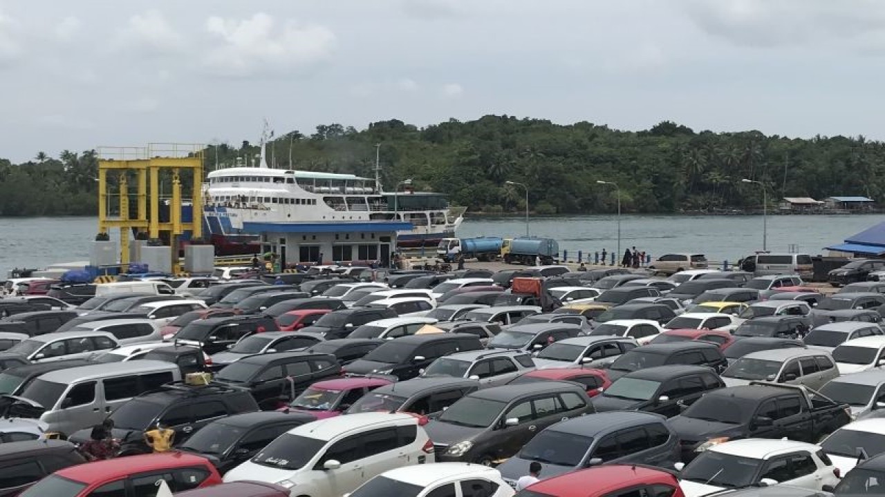 Penampakan antrian kendaraan di Pelabuhan Roro Telaga Punggur pada saat libur. (ANTARA/Yude)