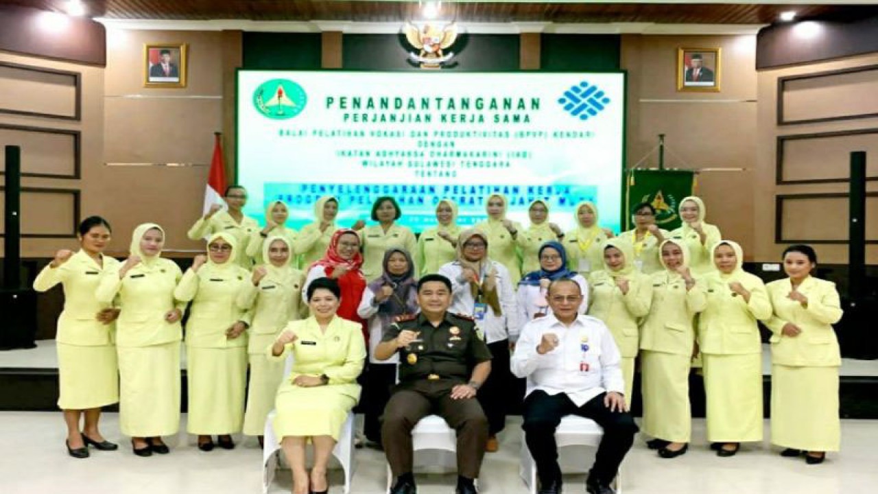 BPVP Kendari dan Ikatan Adhyaksa Dharmakarini wilayah Sulawesi Tenggara membangun kerjasam tentang pelatihan keterampilan menjahit, Selasa (6/12/2022) (ANTARA/Harianto)