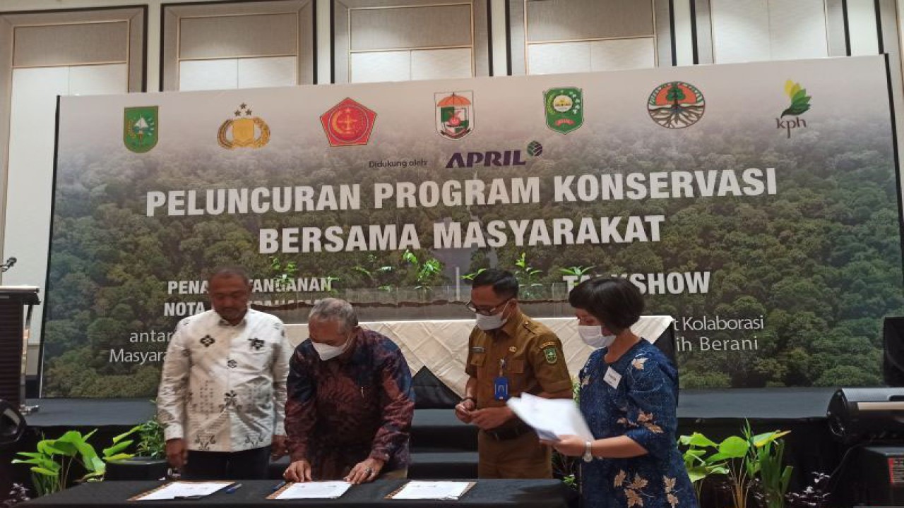 Penandatanganan nota kesepahaman program konservasi bersama masyarakat antara UPT KPH Tasik Besar Serkap dan PT Riau Andalan Pulp and Paper di Pekanbaru, Senin (19/12/2022). ANTARA/Annisa Firdausi