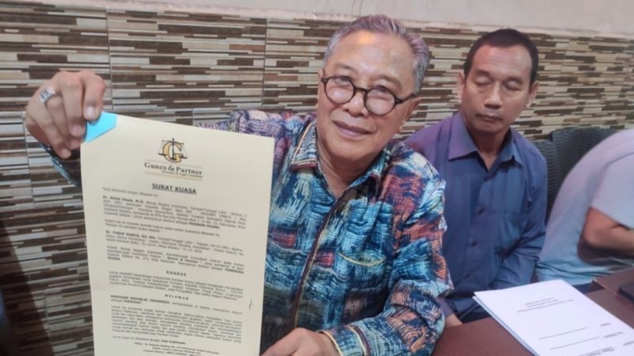 Pengacara mantan sekda Sulsel Abdul Hayat Gani, Yusuf Gunco (kiri), menunjukkan SK pemberhentian kliennya dalam konferensi pers di Makassar, Sulawesi Selatan, Rabu (14/12/2022). (ANTARA/Darwin Fatir)