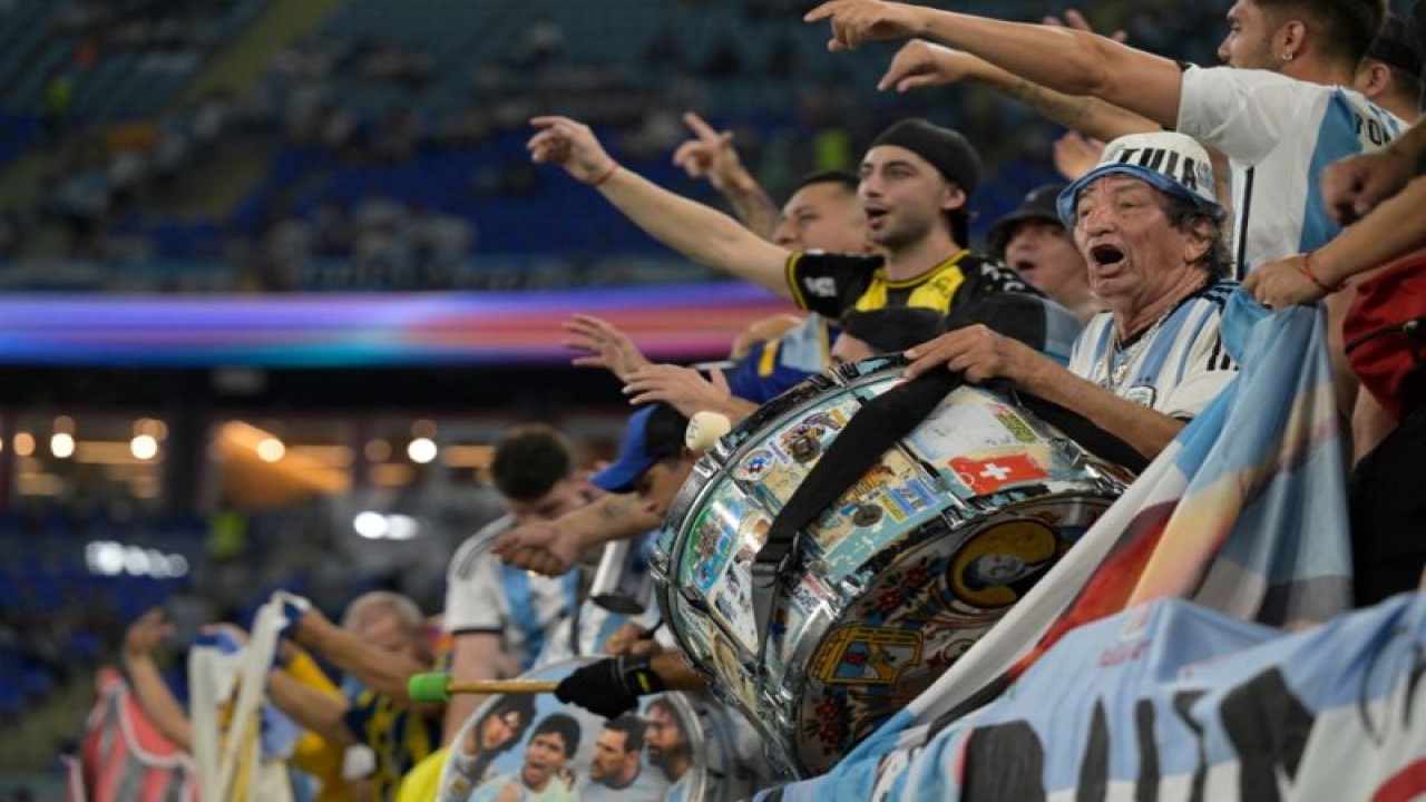 Pendukung tim nasional Argentina pada laga Grup C Piala Dunia 2022 antara Polandia melawan Argentina di Stadion 974, Doha. (30/11/2022) (AFP/JUAN MABROMATA)