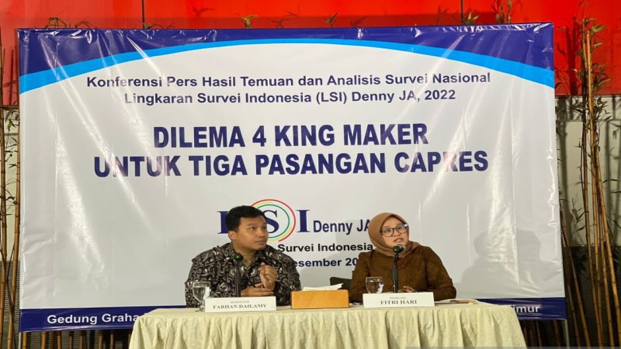 Peneliti Lingkaran Survei Indonesia (LSI) Denny JA Fitri Hari saat memaparkan hasil surveinya di Jakarta, Selasa (20/12/2022). ANTARA/HO-LSI Denny JA