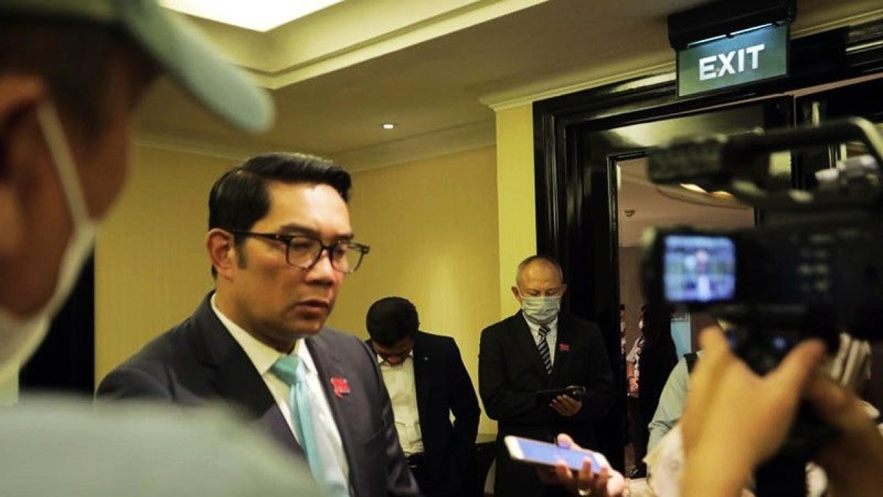 Gubernur Jawa Barat (Jabar) M Ridwan Kamil meminta warga untuk tetap tenang, pasca-terjadinya ledakan yang diduga merupakan bom bunuh diri di Kantor Polsek Astanaanyar, Kota Bandung, Jawa Barat, Rabu (7/12/2022) sekitar pukul 08.15 WIB. ANTARA/HO-Humas Pemda Jawa Barat/am.