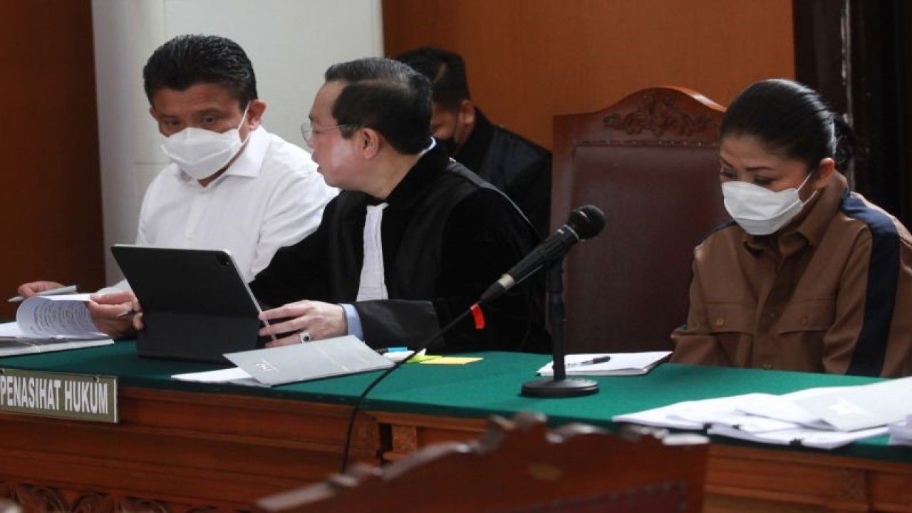 Terdakwa Ferdy Sambo (kiri) dan Putri Candrawathi (kanan) didampingi penasehat hukumnya mengikuti sidang lanjutan kasus pembunuhan berencana terhadap Brigadir Nopriansyah Yosua Hutabarat di Pengadilan Negeri Jakarta Selatan, Jakarta, Kamis (29/12/2022). . ANTARA FOTO/Reno Esnir/rwa. (ANTARA FOTO/RENO ESNIR)