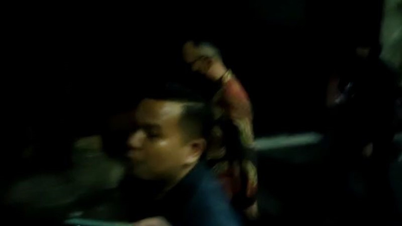 Pengacara Johannes Tobing, selaku penasihat hukum Ismail Bolong meninggalkan Bareskrim Polri usai mendampingi kliennya menjalani pemeriksaan, Rabu (7-12-2022). ANTARA/Laily Rahmawaty