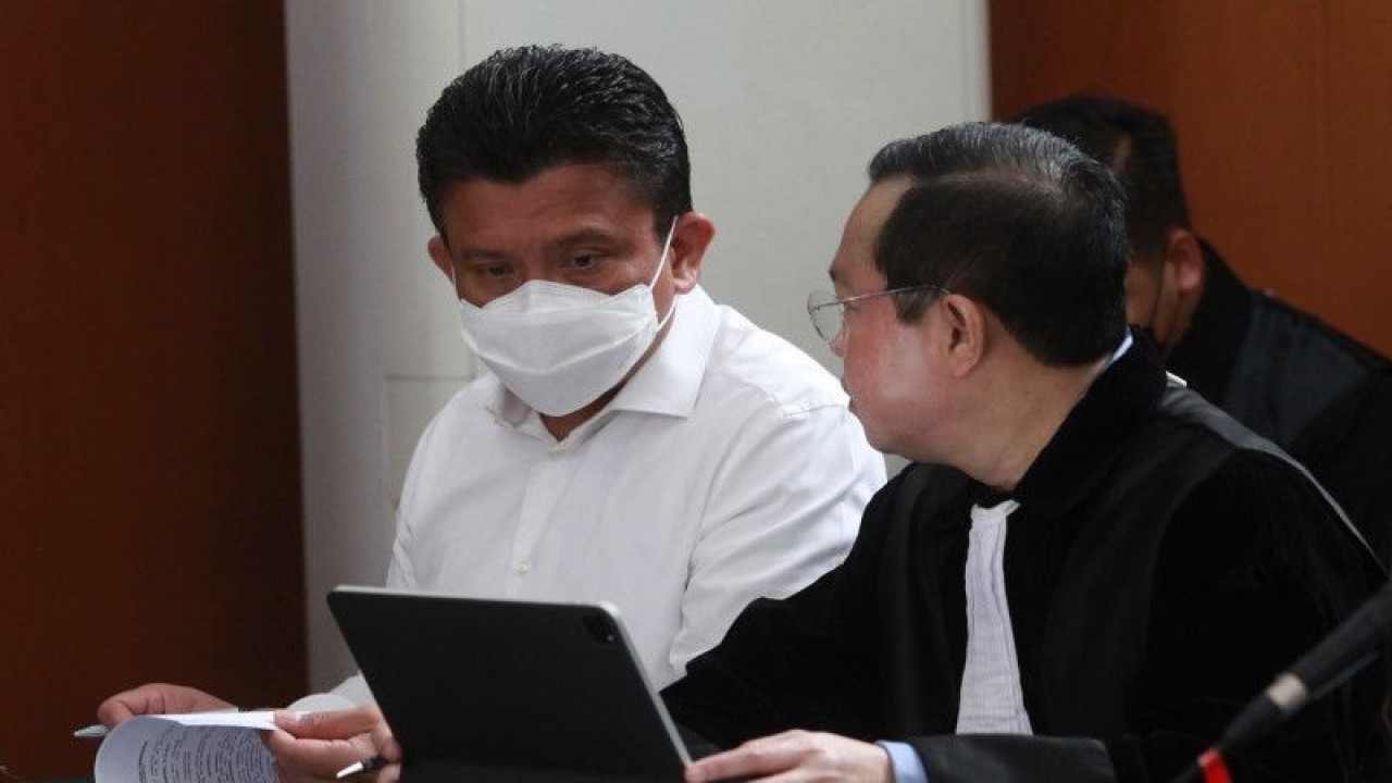 Terdakwa Ferdy Sambo (kiri) didampingi penasehat hukumnya mengikuti sidang lanjutan kasus pembunuhan berencana terhadap Brigadir Nopriansyah Yosua Hutabarat di Pengadilan Negeri Jakarta Selatan, Jakarta, Kamis (29/12/2022). ANTARA FOTO/Reno Esnir/rwa. (ANTARA FOTO/RENO ESNIR)