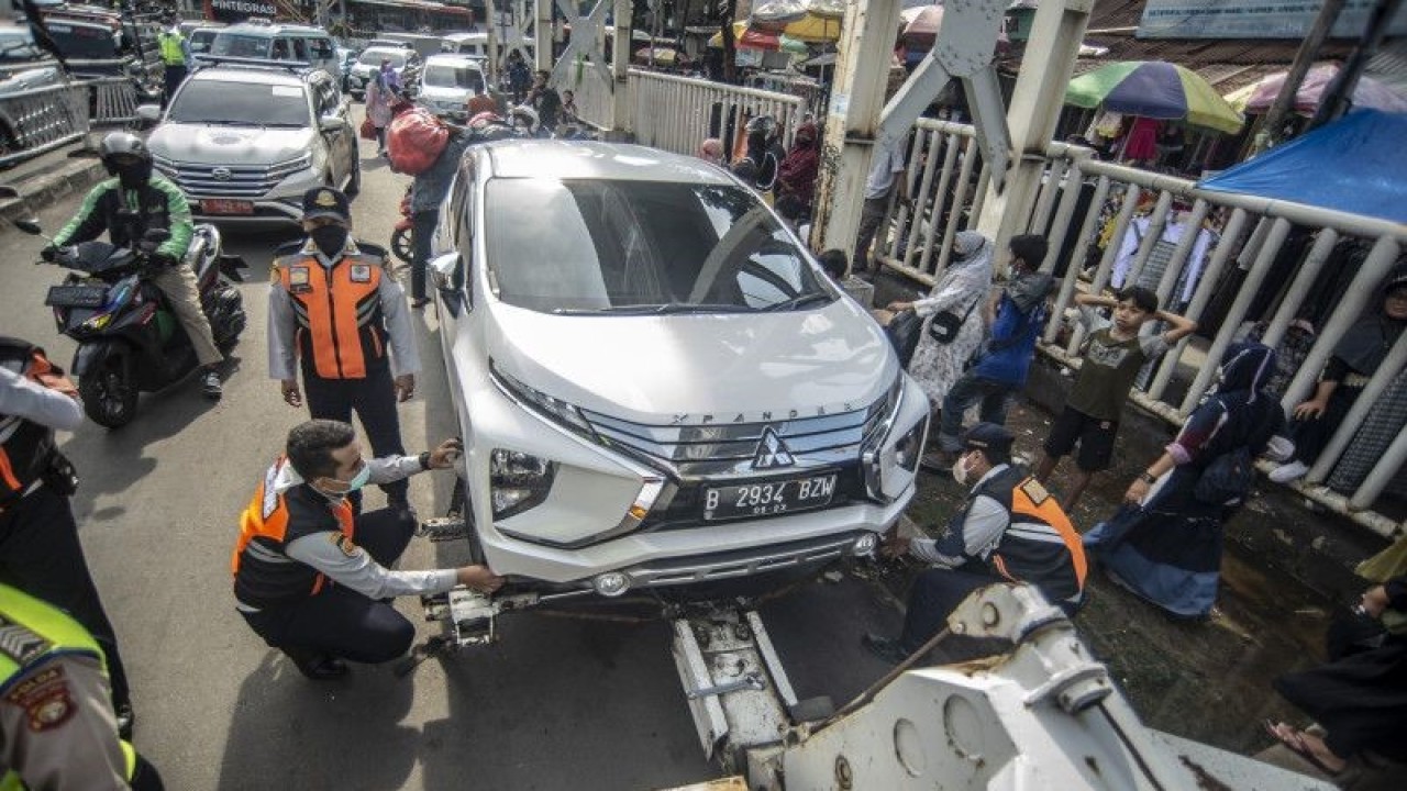 Arsip Foto - Petugas Dinas Perhubungan DKI Jakarta menderek sebuah mobil yang parkir sembarangan di kawasan Tanah Abang, Jakarta, Senin (28/3/2022). ANTARA FOTO/Muhammad Adimaja/wsj.