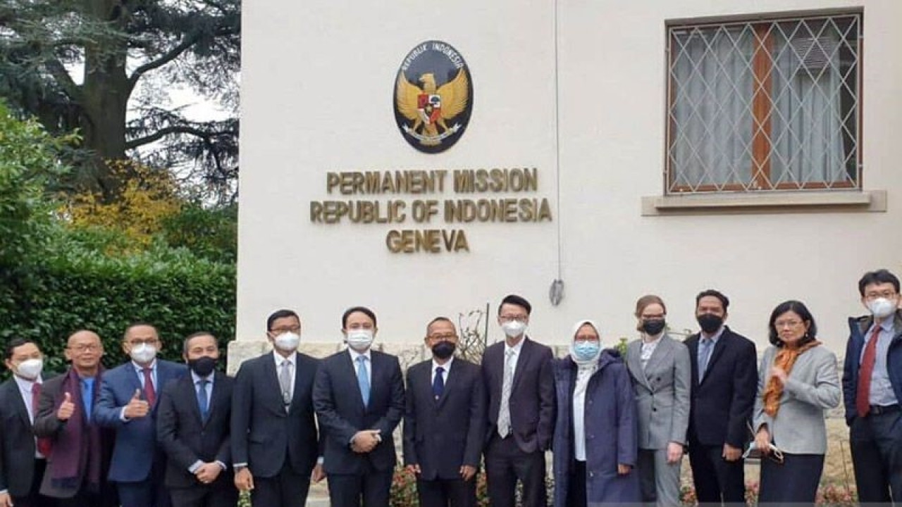 Tim pembela Indonesia, yang dipimpin oleh Wakil Menteri Perdagangan Jerry Sambuaga, yang menghadiri rangkaian sidang gugatan Uni Eropa (EU) atas kebijakan larangan ekspor produk bijih nikel mentah oleh Indonesia di Jenewa, Swiss. ANTARA/HO-Kemenko Kemaritiman dan Investasi/am.