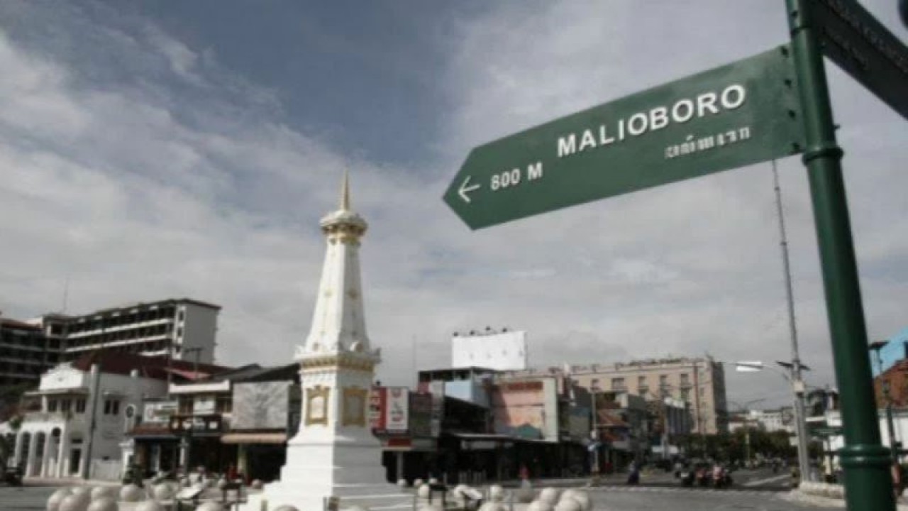 Pengendara melintasi kawasan Tugu Pal Putih, Yogyakarta, Senin (21/12/2020). (ANTARA FOTO/Hendra Nurdiyansyah/rwa/pri)