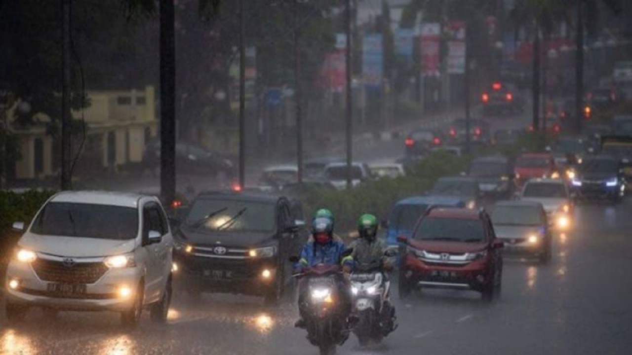 Pengendara menerobos hujan lebat saat melintas di jalan protokol Palembang. (ANTARA/Nova Wahyudi/pri)