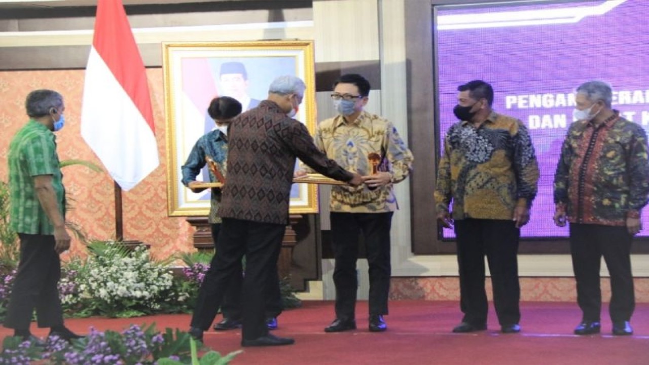 Gubernur Jawa Tengah Ganjar Pranowo menyerahkan penghargaan CSR Award Jawa Tengah 2022 kepada Direktur Operasional BPI Yoshimitsu Fujii sebagai salah satu perusahaan swasta yang berhasil melaksanakan tanggung jawab sosial melalui program CSR di Semarang, Selasa (13/12/2022). (FOTO ANTARA/HO-Humas BPI Batang)