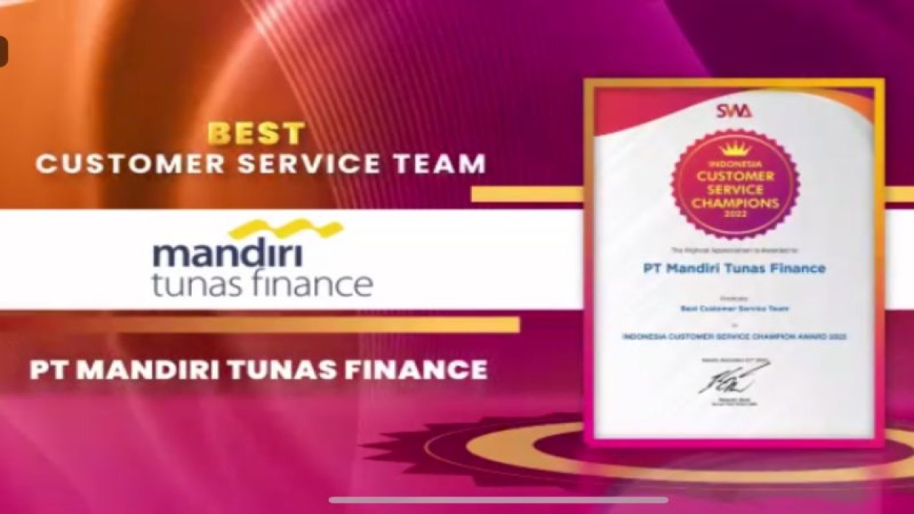 Penghargaan The Best Digital Marketing Team dan The Best Customer Service Team Award 2022 untuk Mandiri Tunas Finance. (ANTARA/HO/MTF)