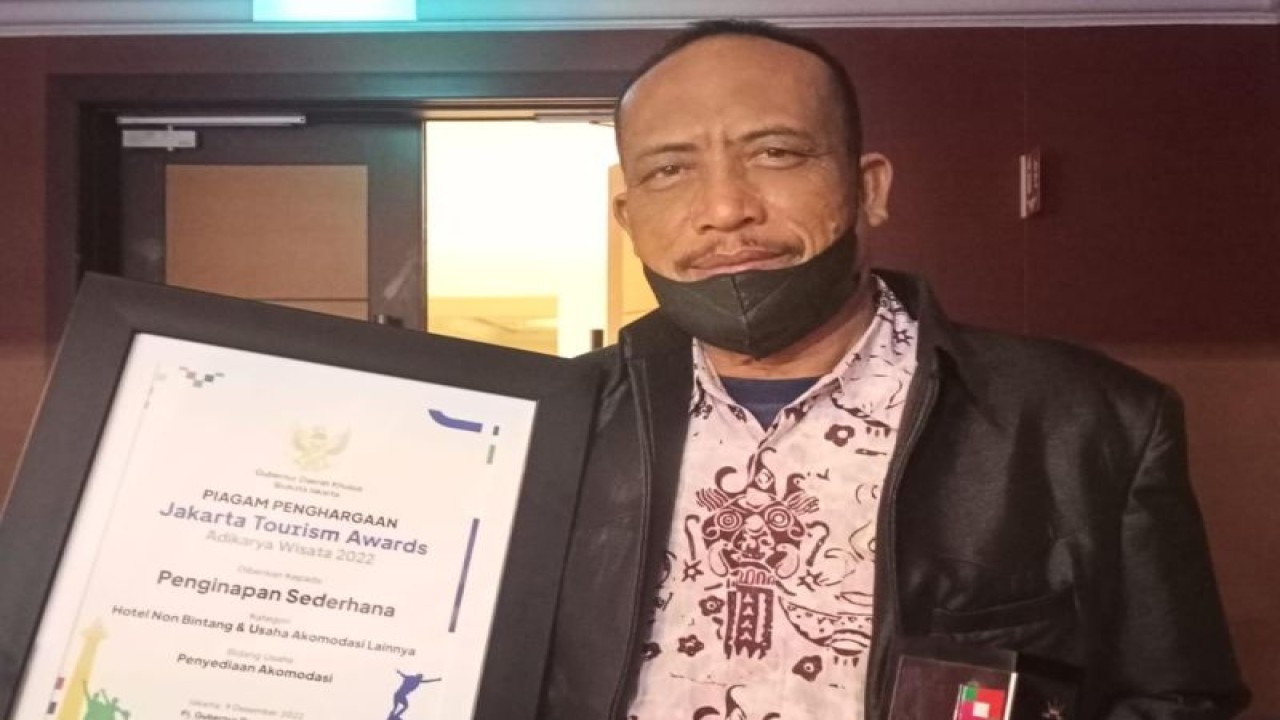 Piagam Penghargaan Adikarya Wisata diberikan untuk penyedia akomodasi penginapan sederhana (homestay) di Pulau Tidung, Kepulauan Seribu Selatan, saat acara Jakarta Tourism Award 2022 di Hotel Borobudur, Jakarta, Jumat (9/12/2022) malam. ANTARA/HO-Kominfotik Kepulauan Seribu