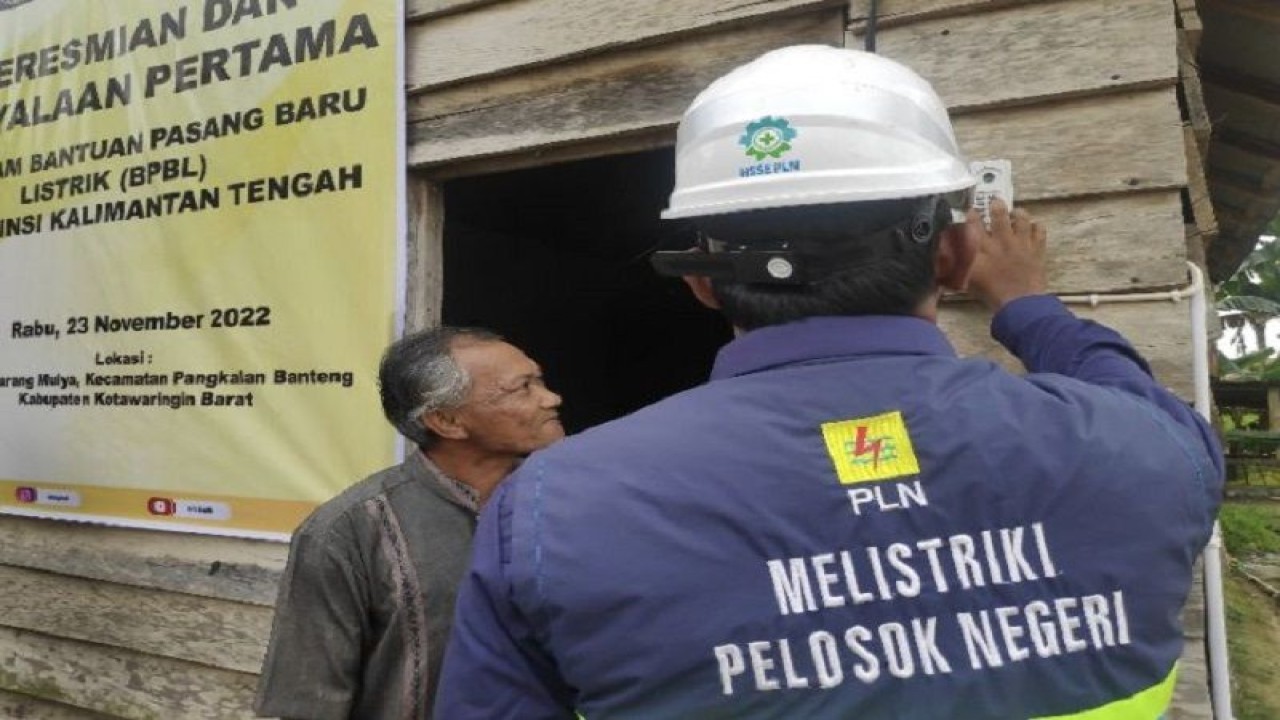 Dokumentasi. Budianto saat memperhatikan cara pengisian token listrik untuk pertama kali dirumahnya. ANTARA/M Husein Asy'ari