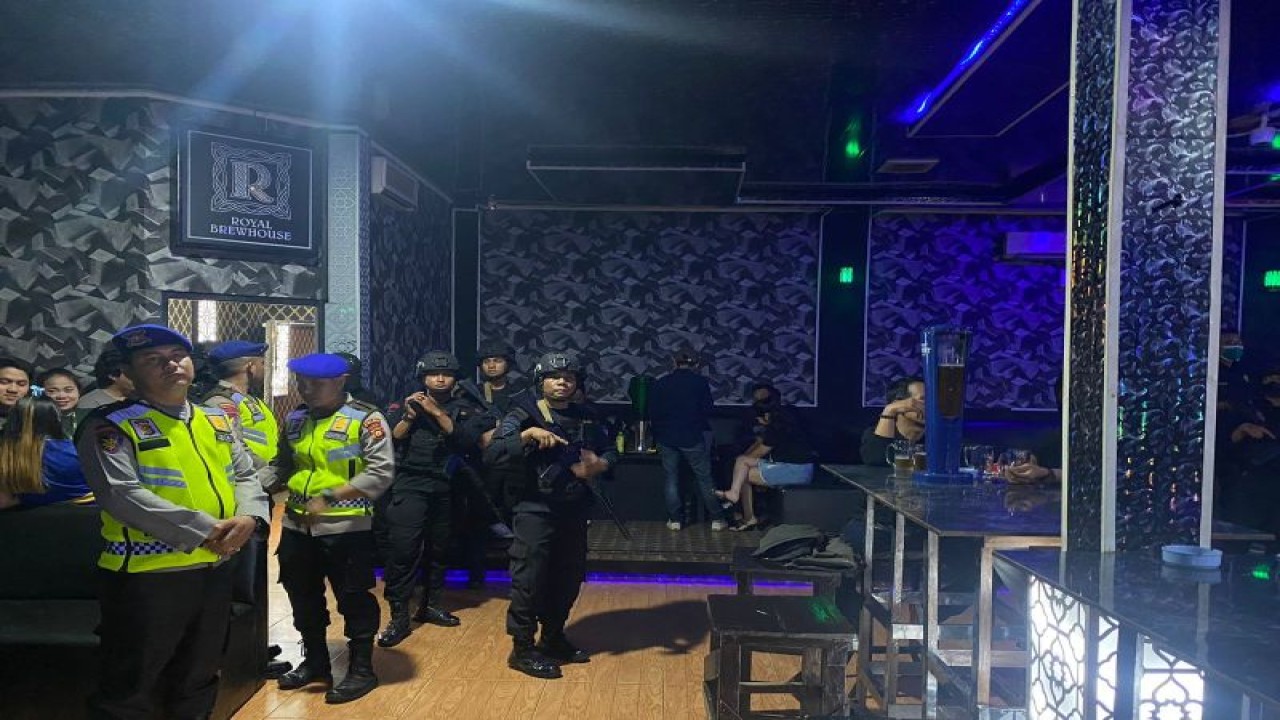 Pengunjung di empat hiburan malam di Kota Jambi diperiksa dan menjalani tes urine. ANTARA/HO/Polda Jambi