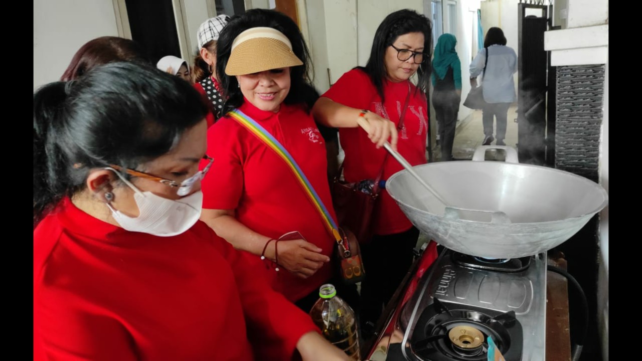 Pengurus dan anggota Social Gracia Community saat memasak untuk para korban gempa Cianjur.