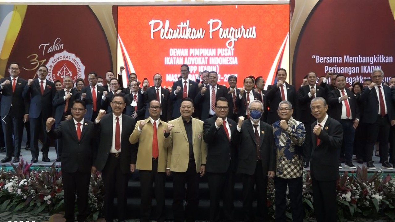 Pengurus Dewan Pimpinan Pusat Ikatan Advokat Indonesia (DPP IKADIN) masa bakti 2022-2027 secara resmi dilantik dengan Ketua Umum Dr. H. Adardam Achyar S.H., M.H., dan Prof. Dr. Otto Hasibuan, S.H., M.M., sebagai Ketua Dewan Penasehat. (Adiantoro/NTV)
