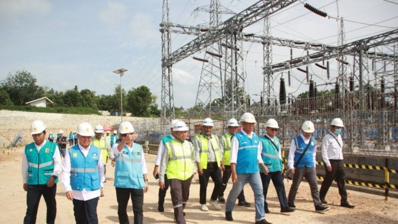 Peninjauan landing point interkoneksi jaringan listrik Sumatera-Bangka di Mentok, Bangka Barat. (ANTARA/HO-Humas PLN UIW Babel)