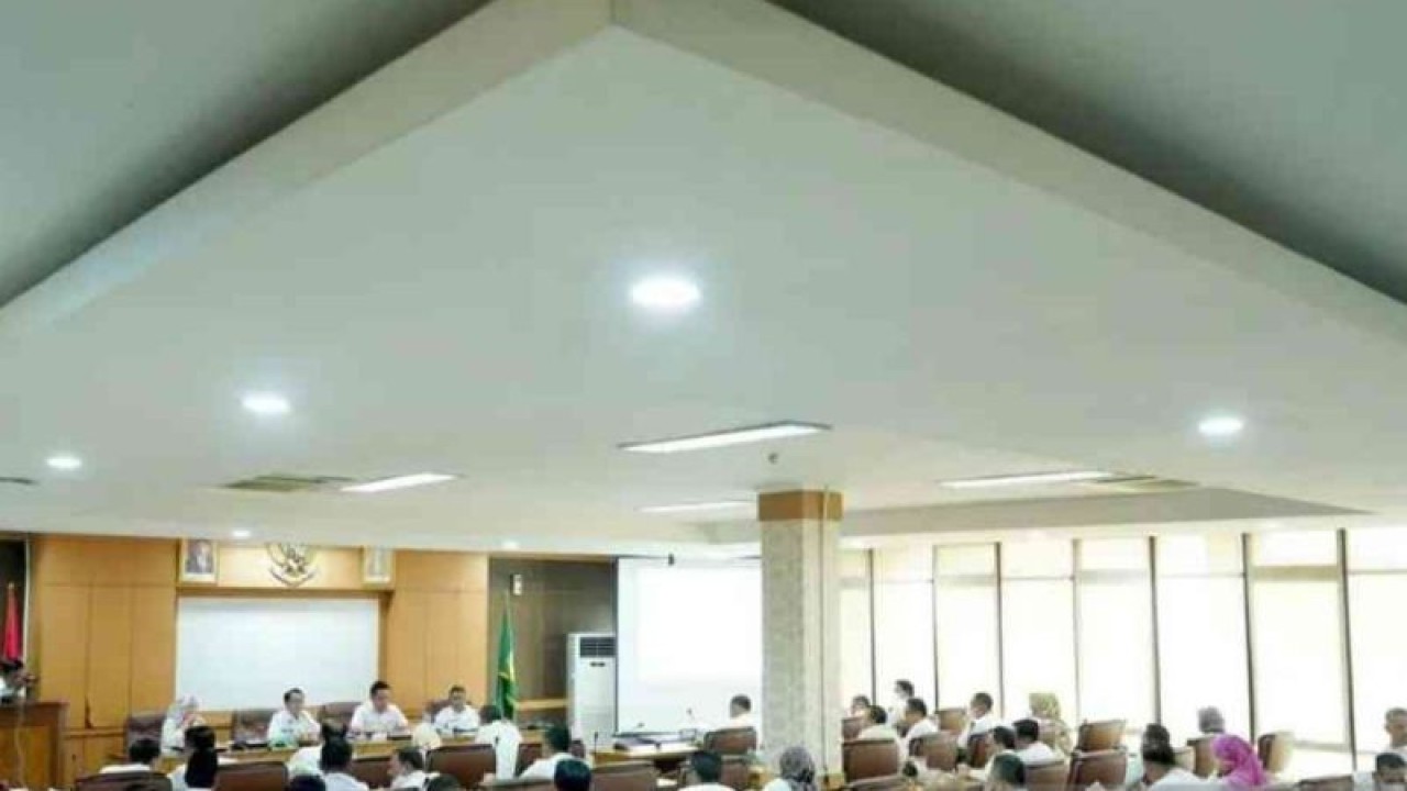 Penjabat Bupati Bekasi Dani Ramdan memimpin rapat koordinasi penyaluran bantuan perlindungan sosial kepada warga terdampak di Ruang Rapat KH Ma'mun Nawawi, Komplek Perkantoran Pemerintah Kabupaten Bekasi, Jumat. (ANTARA/Pradita Kurniawan Syah).