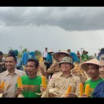 Penjabat Bupati OKU, Teddy Meilwansyah melakukan panen perdana tanaman jagung di Kelurahan Sekarjaya, Senin. (ANTARA/Edo Purmana/22)-1670898949