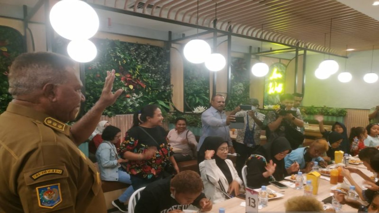 Penjabat Gubernur Papua Barat bersama anak-anak dissabiltas usai nonton bioskop di Manokwari, Senin (26/12/2022). (FOTO ANTARA/Tri Adi Santoso)