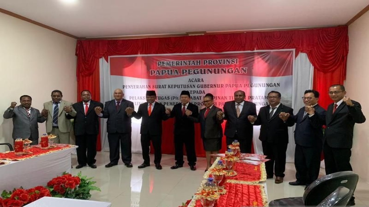 Penjabat Gubernur, Penjabat Sekda bersama penjabat 12 pimpinan OPD Provinsi Papua Pegunungan. ANTARA/Marius Frisson Yewun