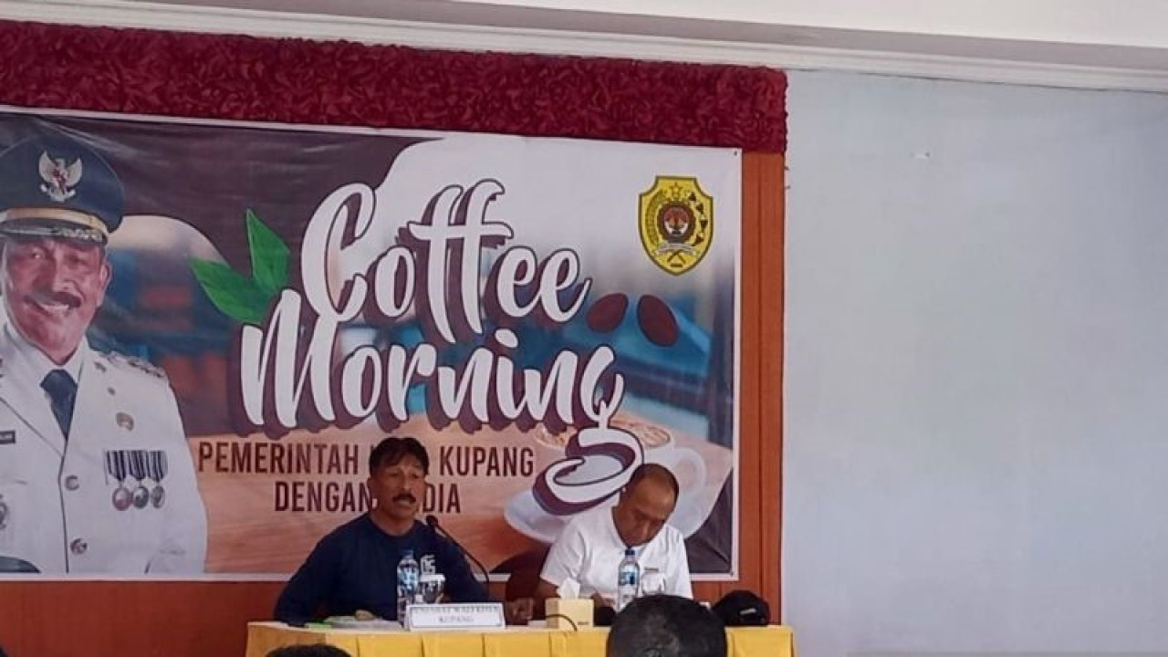 Penjabat Wali Kota Kupang Provinsi Nusa Tenggara Timur George Melkianus Hadjoh (kiri). (ANTARA/Benny Jahang)