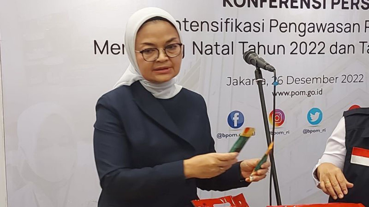 Kepala BPOM RI Penny K Lukito saat menyampaikan keterangan kepada wartawan dalam agenda konferensi pers temuan pangan ilegal saat Natal 2022 dan Tahun Baru 2023 di Gedung BPOM RI, Senin (26/12/2022). (ANTARA/Andi Firdaus).