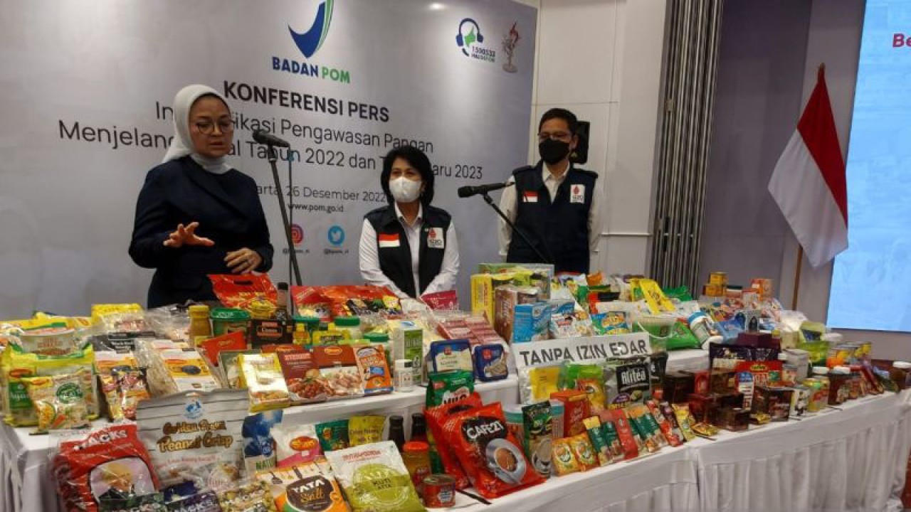 Kepala BPOM RI Penny K Lukito saat menyampaikan keterangan pers di Gedung BPOM RI Jakarta, Senin (26/12/2022). (ANTARA/Andi Firdaus).