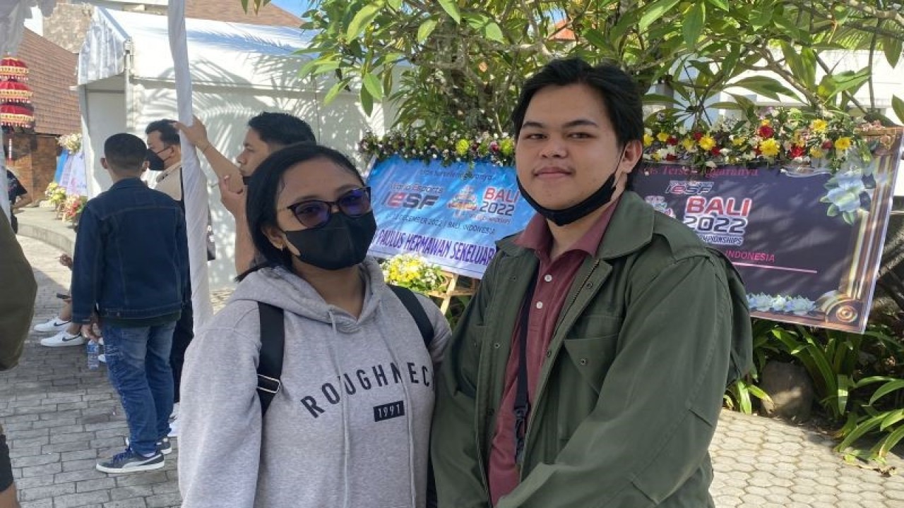 Penonton antusias mengantre untuk menyaksikan pertandingan Mobile Legends: Bang-Bang Indonesia vs Filipina kejuaraan esport dunia IESF Bali 14th World Esports Championship 2022 di Merusaka, Nusa Dua, Bali, Minggu pagi (4/12/2022). (ANTARA/Arindra Meodia)