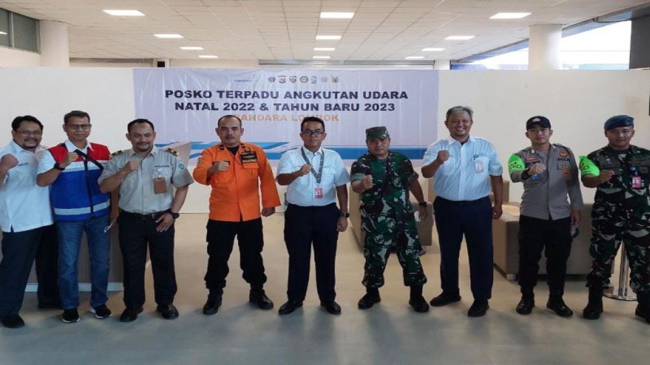 Foto bersama General Manager PT Angkasa Pura I Bandara Internasional Lombok, Adil Indrawan (tengah) saat peresmian posko terpadu libur Natal dan Tahun Baru di loby Bandara setempat (ANTARA/Humas Bandara Lombok)