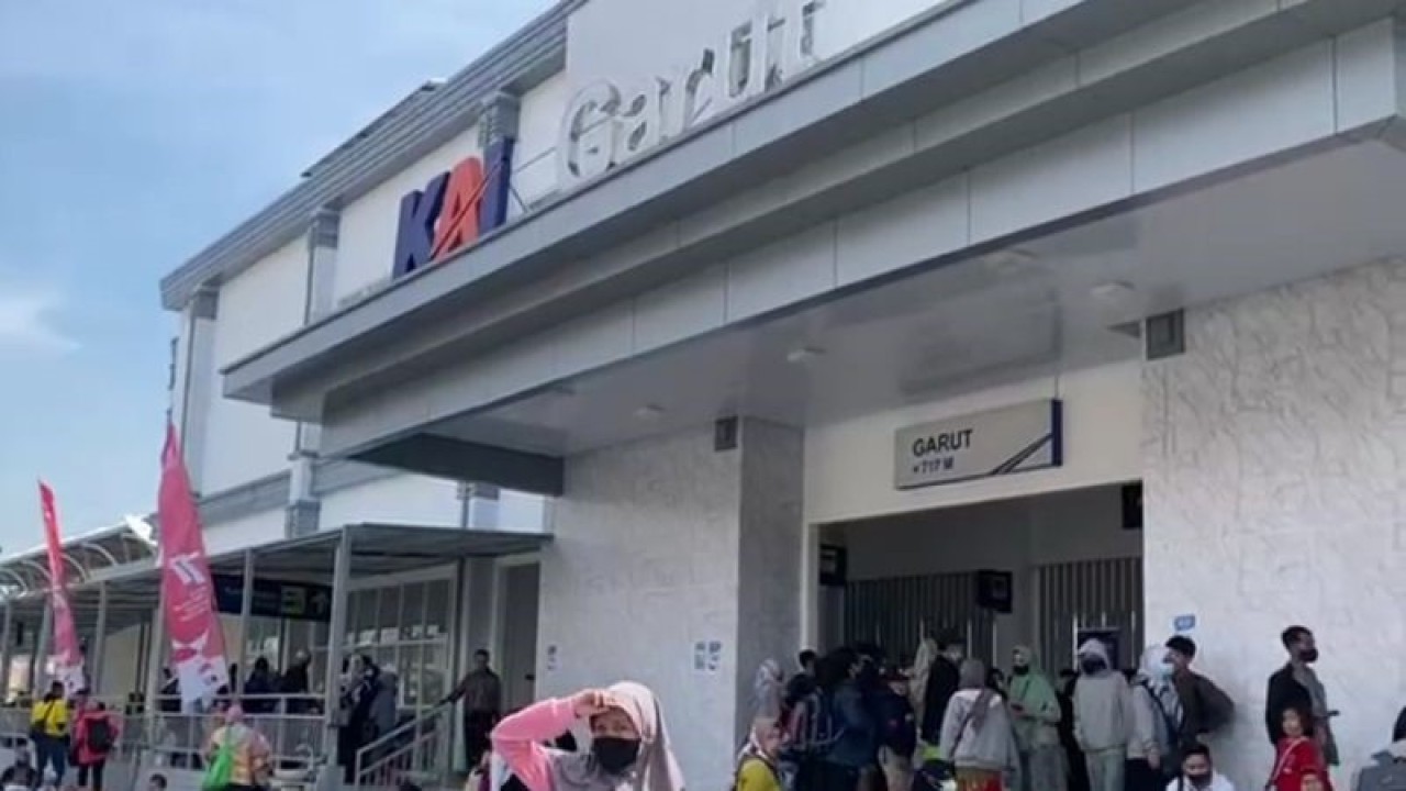 Penumpang kereta api di Stasiun Garut. (ANTARA/Feri Purnama)