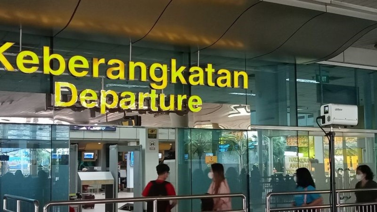 Penumpang memasuki keberangkatan Bandara Sultan Thaha Jambi (ANTARA/TUYANI)