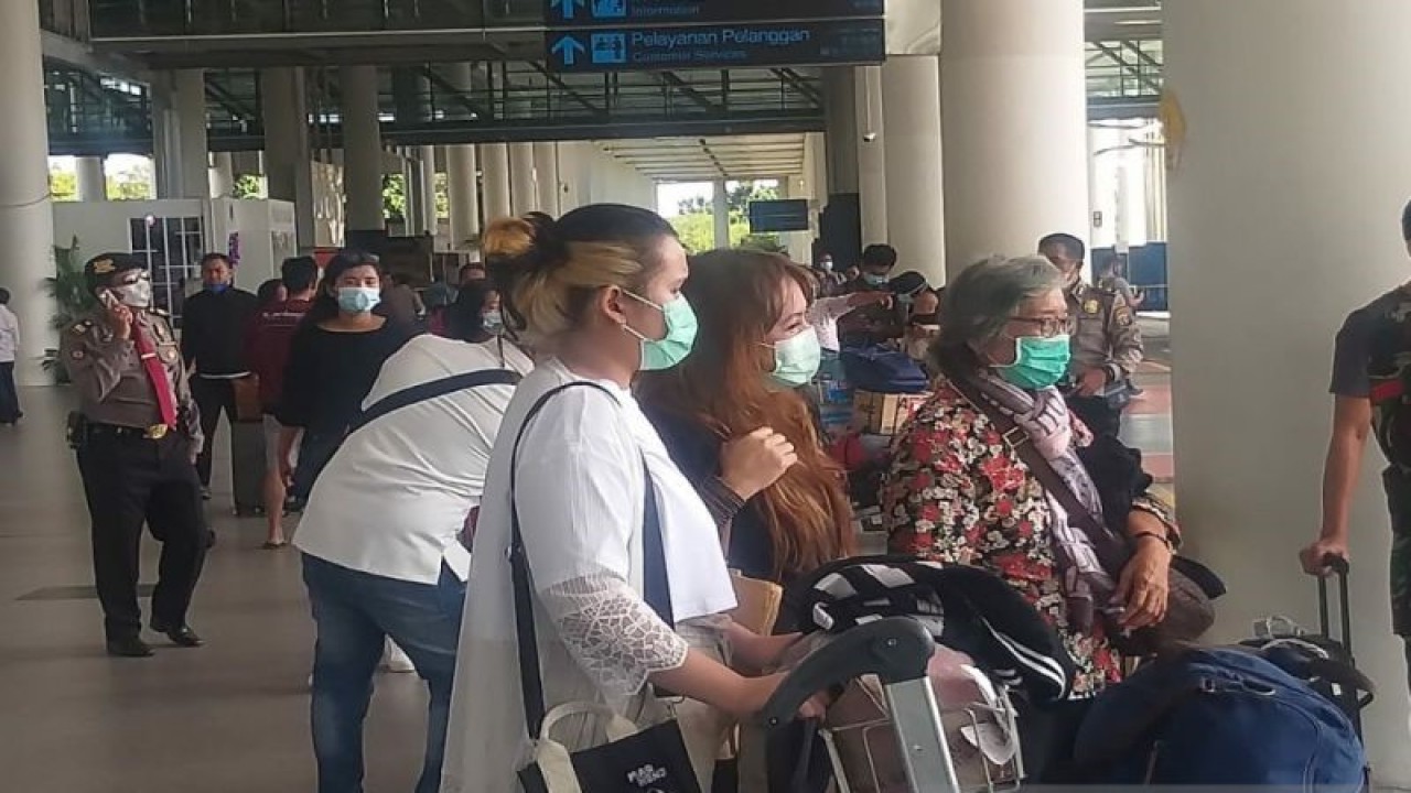 Penumpang pesawat terbang di Bandara Internasional Kualanamu Deli Serdang, pada perayaan Hari Natal Tahun 2022. (Foto:ANTARA/Munawar)