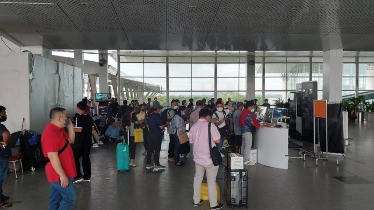 Penumpang pesawat terbang di Bandara Internasional Kualanamu Deli Serdang, Sumatera Utara menjelang Tahun Baru 2023. ((ANTARA/Munawar))