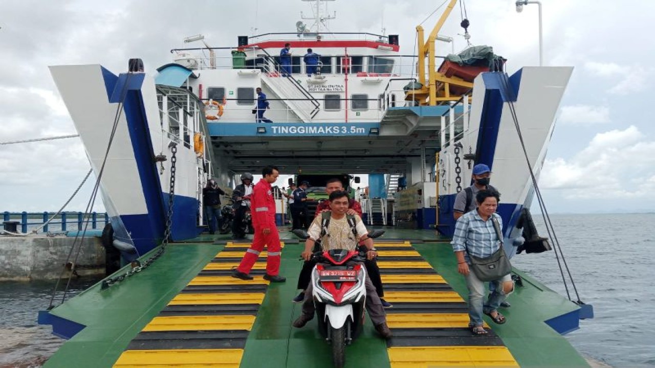 Penumpang turun dari KMP Puteri Leanpuri ketika tiba di dermaga pelabuhan penyeberangan Tanjung Nyato (ANTARA/Kasmono)