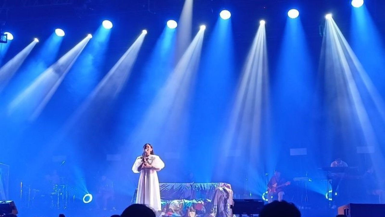 Penyanyi Nadin Amizah saat konser "Selamat Ulang Tahun" di Basket Hall Senayan, Jakarta, Kamis (22/12/2022) malam. (ANTARA/Suci Nurhaliza)