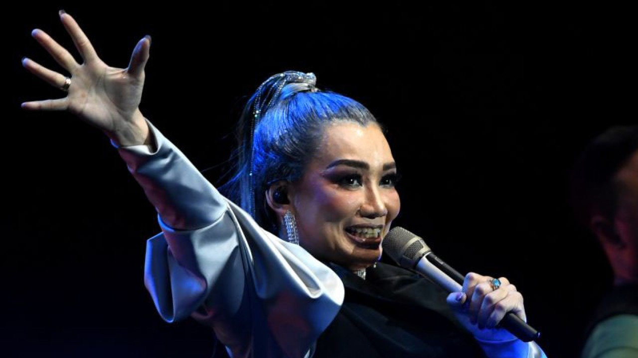 Penyanyi Reza Artamevia tampil pada hari terakhir BNI Java Jazz Festival 2022 di JIExpo, Kemayoran Jakarta, Minggu (28/5/2022). Reza Artamevia tampil menghibur penonton dengan membawakan hitsnya seperti Satu Yang Tak Bisa Lepas, Cinta Kita, dan Cinta Sejati. ANTARA FOTO/Hafidz Mubarak A/aww.