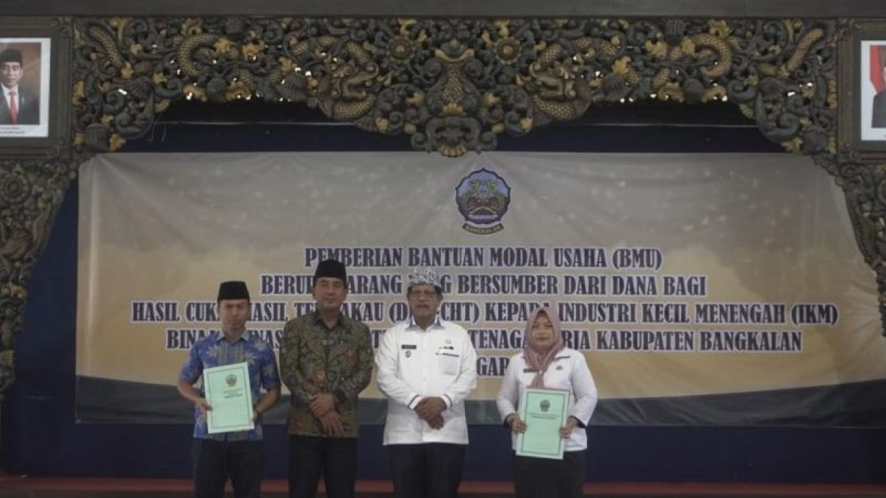 Penyerahan bantuan modal usaha kepada 172 pelaku Industri kecil menangah (IKM) di Bangkalan, Jawa Timur (ANTARA/HO-Kominfo Bangkalan)